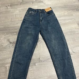 Dark blue jeans with elastic waistband to stretch